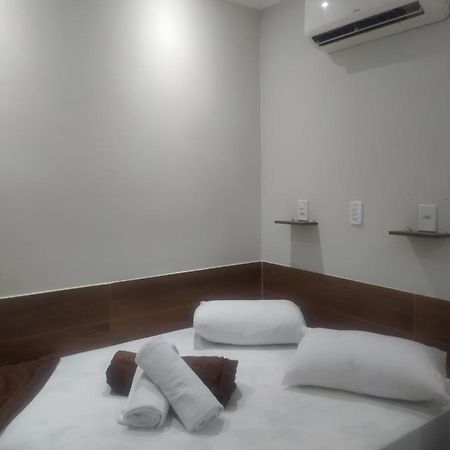 Pousada Quarto Casal Com Ar,Frigobar, Garagem 阿帕雷西达 外观 照片